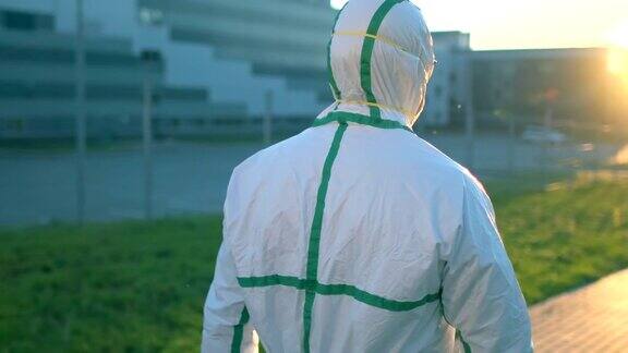 医生病毒学家科学家穿着个人防护装备套装在医院诊所附近散步
