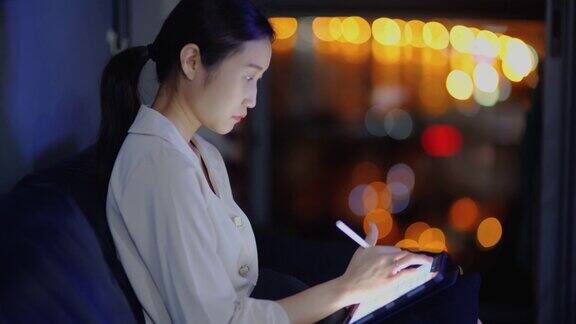 年轻的亚洲女人一边做家庭预算一边工作到深夜