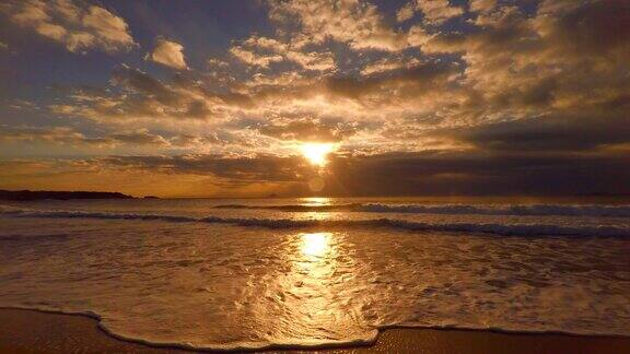 清晨和日出时海滩上的波浪-4k-