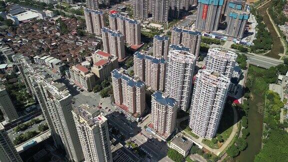 俯瞰城镇的高层住宅区