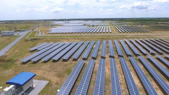 鸟瞰图太阳能农场与阳光可再生能源太阳能