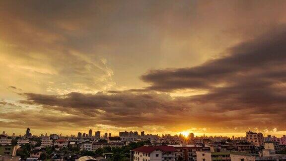 日落在曼谷城市:今晚的一天延时灰色的云天空与城市景观