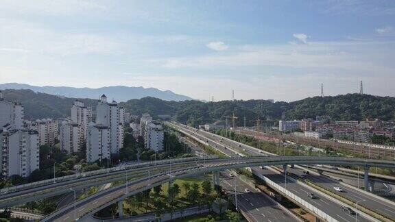 高架桥紧邻城市居民区