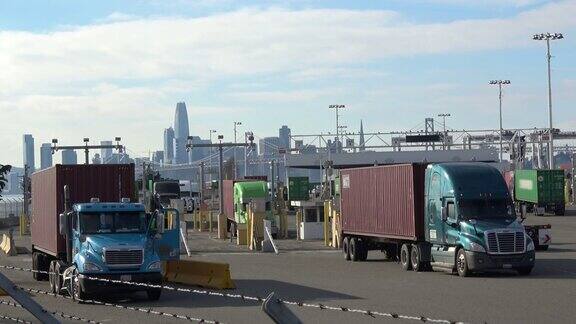 从港口运输集装箱货物的卡车