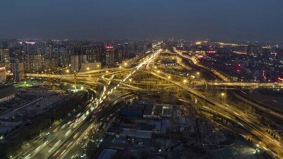 TU路交叉口四惠桥白天和晚上的过渡北京中国