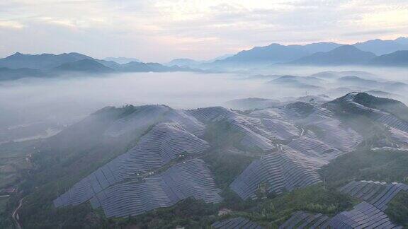 山上多雾的太阳能发电厂的高角度视图
