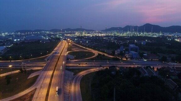 黄昏时分公路交通及炼油厂鸟瞰图