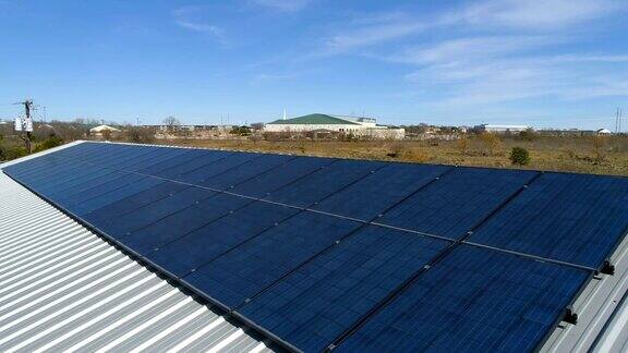 黑暗的光伏太阳能电池屋顶产生清洁的可再生能源在晴朗的一天与蓝天的背景