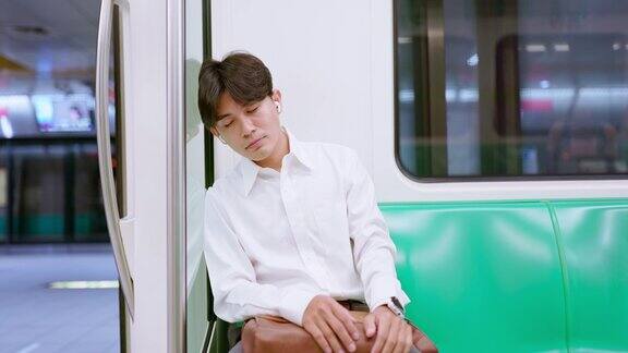 男子在地铁车厢里打瞌睡