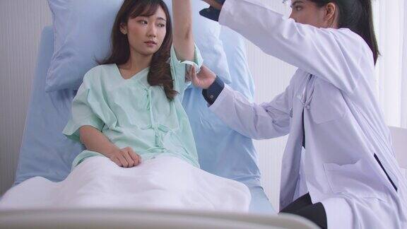 女医生检查病人手术后的身体