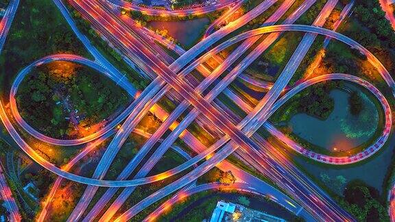 鸟瞰图高速公路的时间流逝高速公路和高速公路在交叉口的细节在晚上