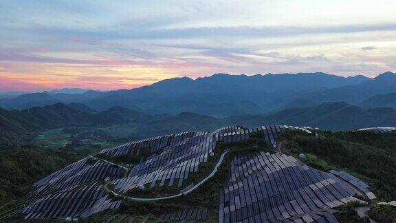 浪漫的天空山顶太阳能发电站的鸟瞰图