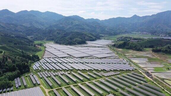 山谷中宏伟的太阳能发电厂的鸟瞰图