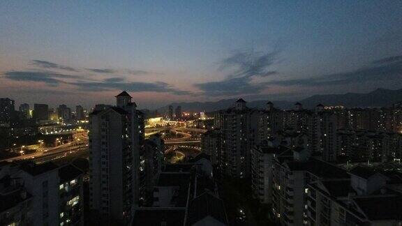 中国福建省福州市城市住宅区的从白天到夜晚的延时摄影
