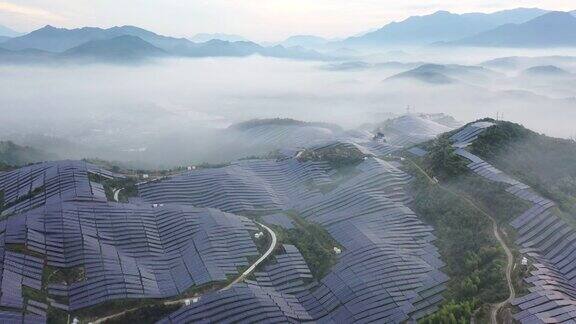 山上的太阳能发电厂在晨雾中