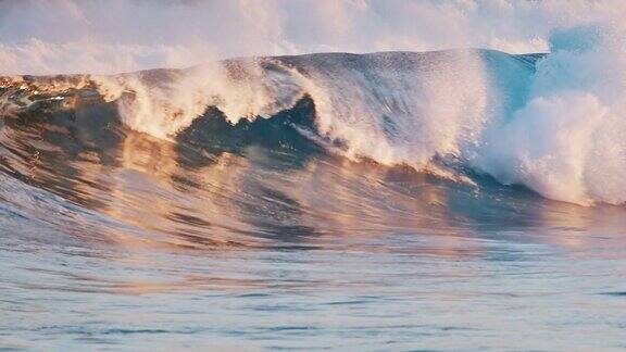 日落时分在马尔代夫的苏丹冲浪点海浪翻滚和破碎