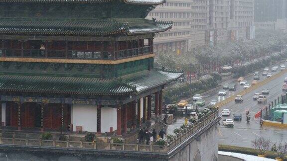 雪中的古老钟楼中国西安