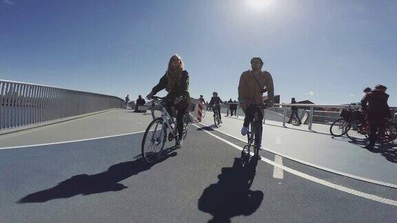 夫妇骑城市道路城市自行车