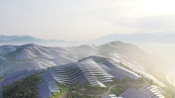 壮观的太阳能发电站建在雾蒙蒙的山顶上