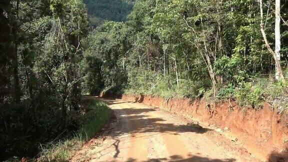 在泰国北部森林里乘坐4×4小货车去一个偏远村庄的肮脏道路