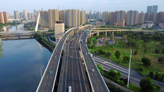 空中无人机拍摄的交通在白天的城市街道南昌中国