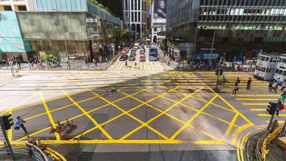 4K时间镜头一群交通车辆和行人正穿过香港中区黄色人行横道