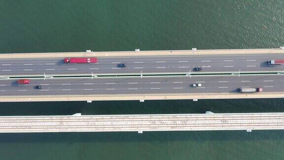 卡车在跨海大桥上行驶的俯视图