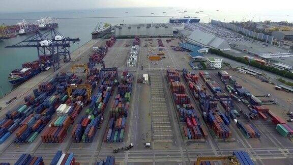 鸟瞰图工业港口与集装箱货物摄影在泰国