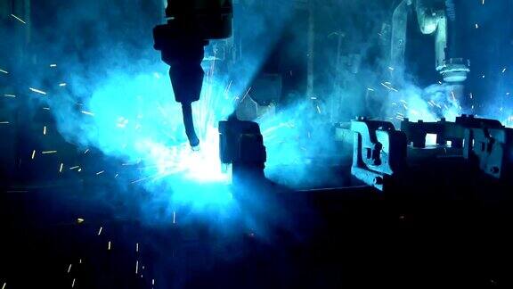 团队工业机器人正在焊接汽车零件