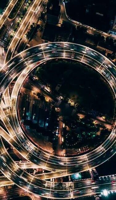 PAN无人机在夜间的立交桥和城市交通的视角