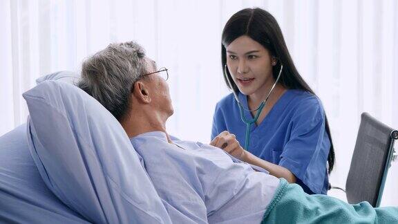 医生在病床上用听诊器听病人的心率