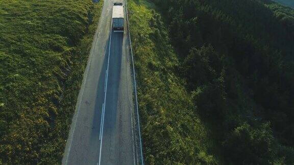 半挂车在山里行驶载货卡车行驶在森林密布的山间