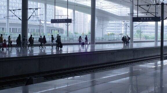 在中国的一个现代化火车站乘客们在开出的站台上等待他们的高铁列车到达