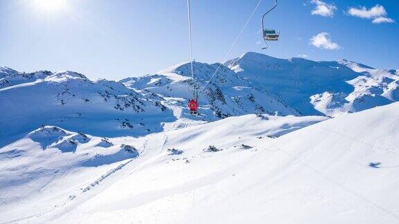 在阳光明媚的日子里在滑雪胜地乘坐缆车欣赏山景