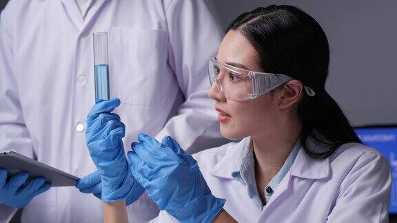 女科学家在实验室工作她想和男性科学家一起做试管实验