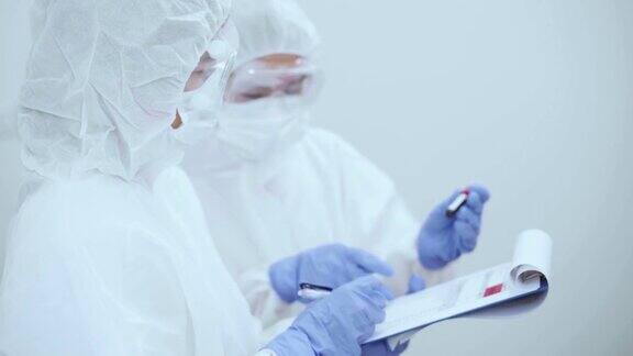 科学家在实验室检测血液和病毒生产治疗covid-19的疫苗