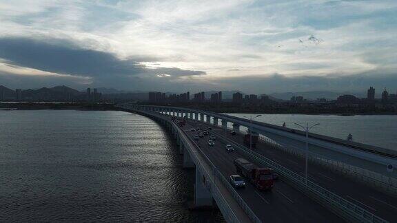 黄昏的跨海大桥高速公路