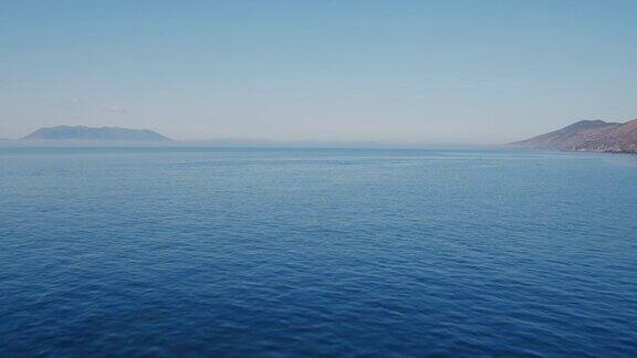 无人机拍摄的蓝天下的海景