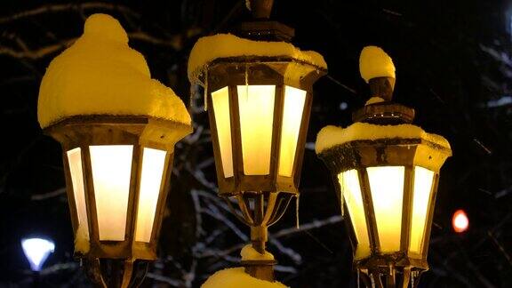 经典的旧街灯在下雪的时候