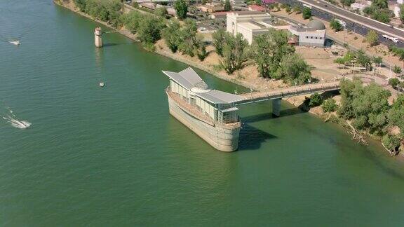 加利福尼亚州萨克拉门托河上的空中水循环设施