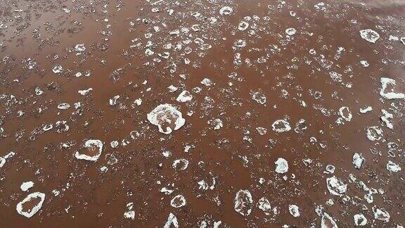 潮汐河上的浮冰