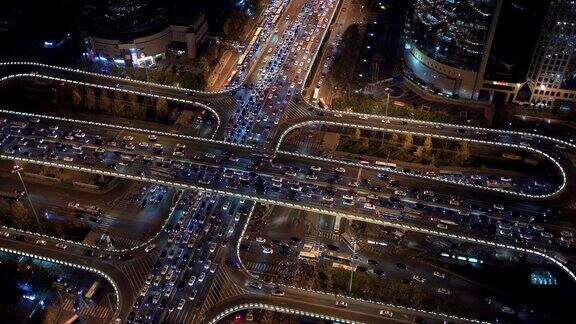 天桥和城市交通在夜间北京中国