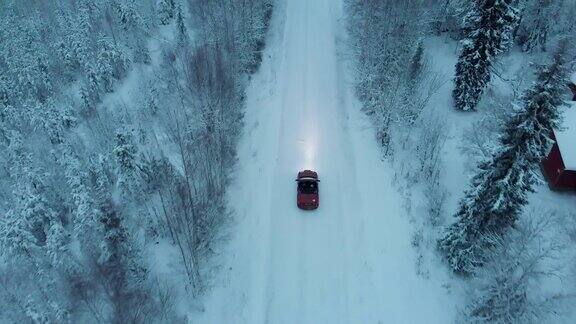 汽车在雪地上行驶无人机拍摄