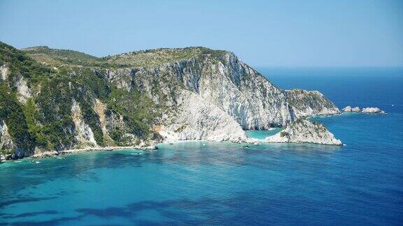 遥远的海滩在凯法利尼亚西海岸与翡翠绿色的海湾在炎热的夏季希腊