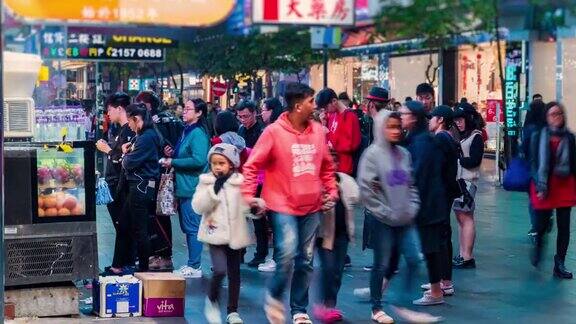 4K时间流逝了亚洲人在夜市买东西的生活方式在香港夜市漫步购物香港-录像