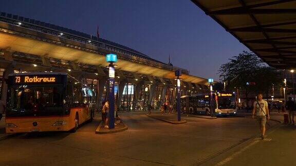 黄昏时分卢塞恩市火车站拥挤的交通4k瑞士广场全景