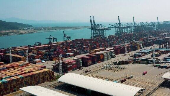 运输和商业物流-鸟瞰图集装箱船码头在深圳中国进出口