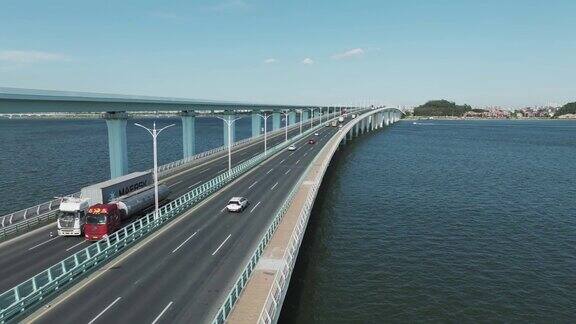 一座横跨海湾的桥