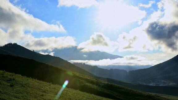 新疆美丽的山峰和白云景观