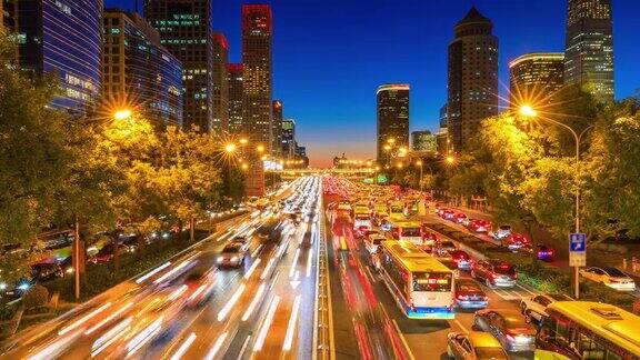 晚上北京繁忙的交通和现代化的建筑